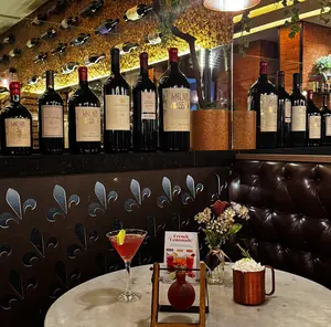 Salão do restaurante La Fleur Bistrô, cenário acolhedor para jantar romântico em Brasília