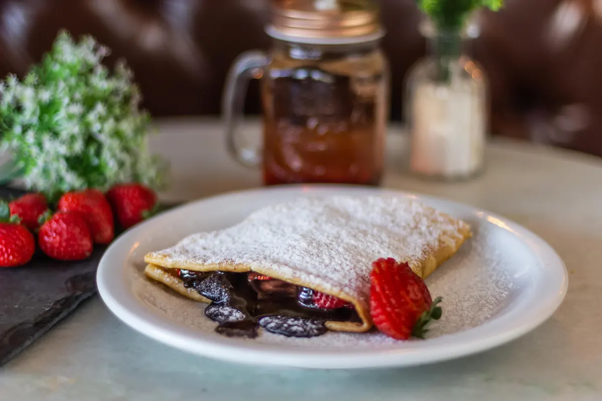 Crepe doce com morangos e chocolate