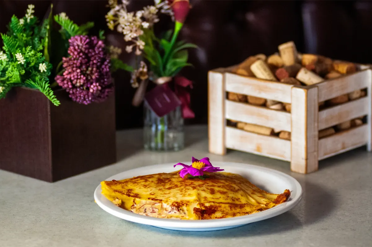 Crepe salgado servido à mesa