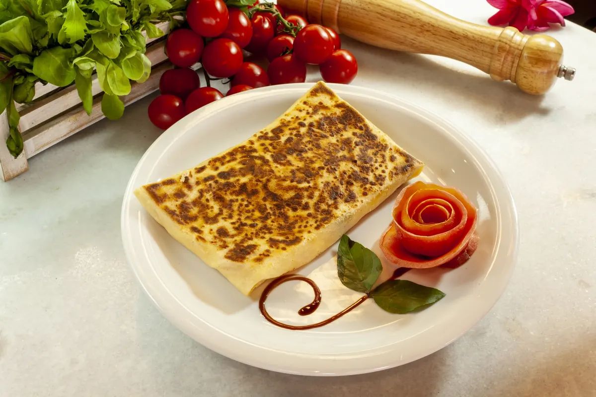 Crepe salgado acompanhado de tomate