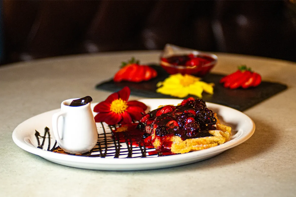 Waffle com frutas vermelhas e chocolate