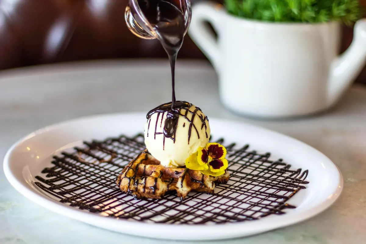 Waffle com sorvete e calda de chocolate