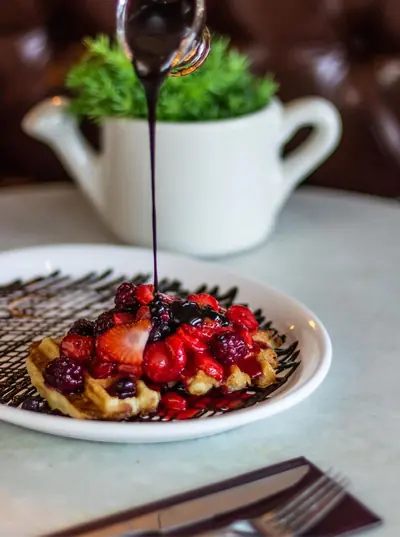 Waffle com frutas vermelhas e chocolate do La Fleur Bistrô