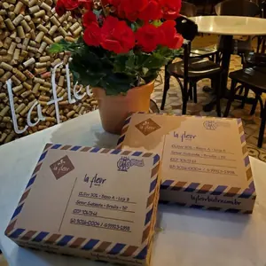 Embalagens de pedidos de delivery do La Fleur Bistrô